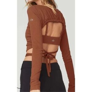 Alo Manifest Ribbed Long Sleeve Cropped Open Back Wrap Top - SMALL
